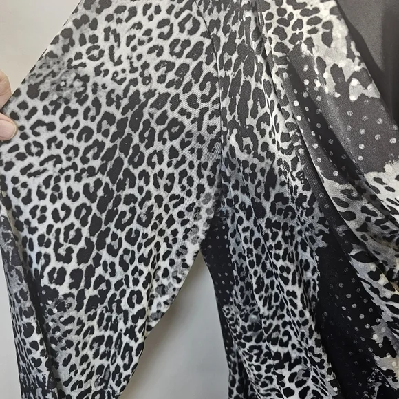 Suzie in the City 2X leapord print blouse - Picture 4 of 10